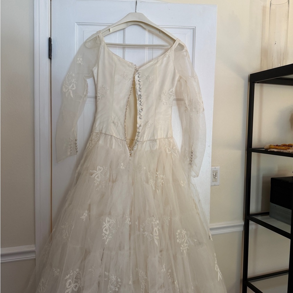 Vintage intricate Ivory Lace Tulle Ball Gown Wedding Dress - Picture 8 of 11
